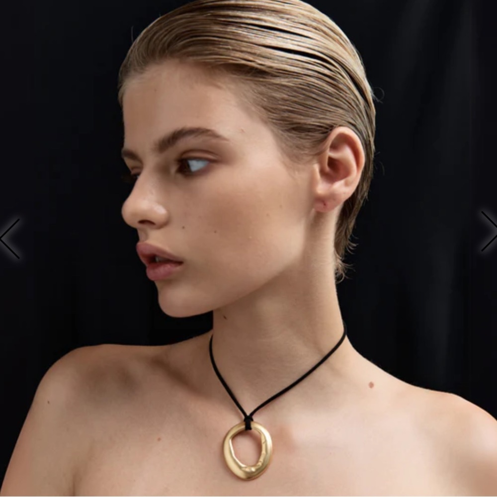 Heaven Mayhem mini necklace black and gold